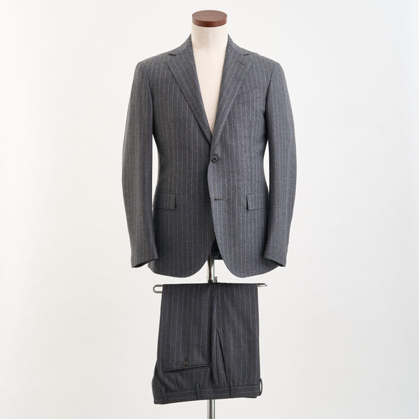 【コルネリアーニ】2Bストライプ柄サルトリアライトスーツ（グレー）